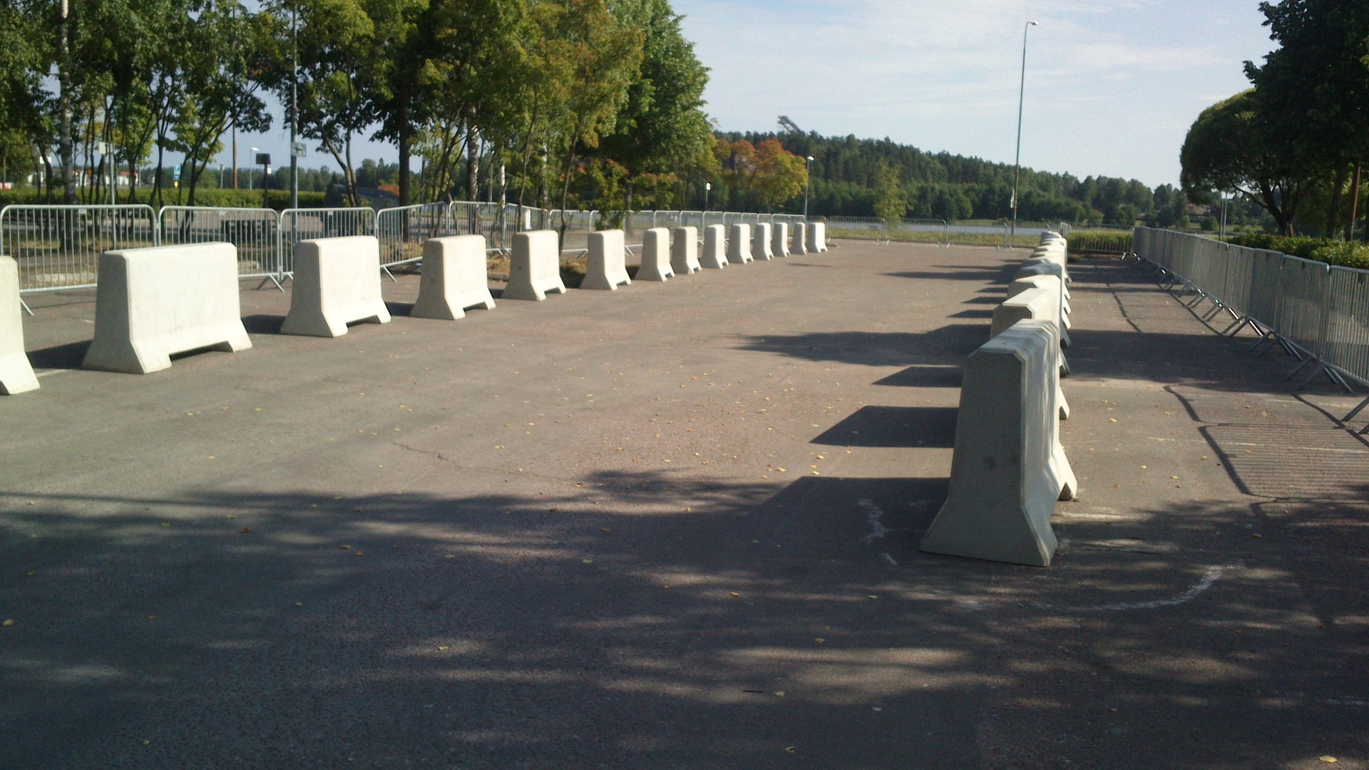 Uppstallda_barriarelement_for_att_skydda_publik_vid_burnoutstracka_pa_Falu_Cruising_2013